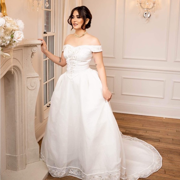 Wedding gown - Picture 1 of 12